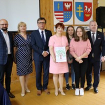 Powiększ zdjęcie Od prawej strony stoi: Wicestarosta, ósmoklasistki, członek Zarządu Powiatu, Starosta, dyrektor ZP-S, Sekretarz