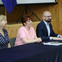 Powiększ zdjęcie Od prawej strony Sekretarz Powiatu Cezary Nowak, członek Zarządu Powiatu Małgorzata Gusta, dyrektor Zespołu Przedszkolno-Szkolnego w Kluczewsku Irena Orzechowska