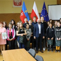 Powiększ zdjęcie Młodzież uczestnicząca w lekcji o samorządzie z Członek Zarządu Powiatu Małgorzatą Gustą, Sekretarzem Cezarym Nowakiem, Dyrektor szkoły i nauczycielkami