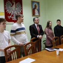 Powiększ zdjęcie Starosta%20Włoszczowski%20Dariusz%20Czechowski%20i%20członkowie%20Młodzieżowej%20Rady%20Powiatu%20Włoszczowskiego