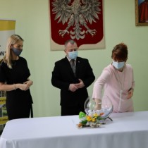 Powiększ zdjęcie Upominki%20losuje%20Członek%20Zarządu%20Powiatu%20Włoszczowskiego%20Małgorzata%20Gusta
