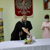 Powiększ zdjęcie Upominki losuje p.o. Dyrektora PCK-R Włoszczowa Teresa Chudy