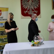 Powiększ zdjęcie Upominki losuje Wicestarosta Łukasz Karpiński