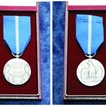Powiększ zdjęcie Medal%20Stulecia%20Odzyskanej%20Niepodległości,%20którym%20uhonorowany%20został%20Starosta%20Włoszczowski%20Dariusz%20Czechowski