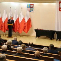 Powiększ zdjęcie Wojewoda Świętokrzyski Zbigniew Koniusz wita przybyłych na uroczystość