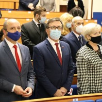 Powiększ zdjęcie Osoby, które przybyły na uroczystość. W środku Starosta Włoszczowski Dariusz Czechowski.