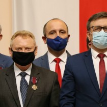 Powiększ zdjęcie Osoby uhonorowane odznaczeniami. Pierwszy z prawej Starosta Włoszczowski Dariusz Czechowski.
