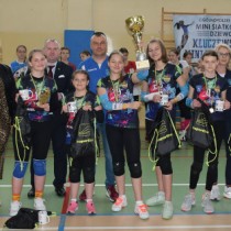 Powiększ zdjęcie Jedna%20z%20drużyn%20z%20organizatorami%20turnieju%20i%20fundatorami%20nagród