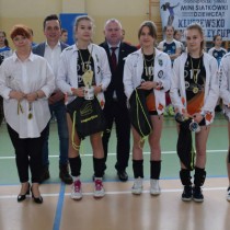 Powiększ zdjęcie Jedna z drużyn z organizatorami turnieju i fundatorami nagród