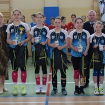Powiększ zdjęcie Jedna z drużyn z organizatorami turnieju i fundatorami nagród