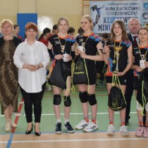 Powiększ zdjęcie Jedna z drużyn z organizatorami turnieju i fundatorami nagród