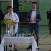 Powiększ zdjęcie Od lewej stoją: Wicestarosta Łukasz Karpiński, Członek Zarządu Powiatu Włoszczowskiego Małgorzata Gusta, Wójt Gminy Kluczewsko Rafał Pałka, Dyrektor Szkoły w Kluczewsku Irena Orzechowska