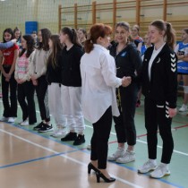 Powiększ zdjęcie Członek Zarządu Powiatu Włoszczowskiego Małgorzata Gusta i Wójt Gminy Kluczewsko Rafał Pałka wręczają nagrody jednej z drużyn