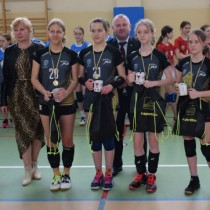 Powiększ zdjęcie Jedna z drużyn z organizatorami turnieju i fundatorami nagród