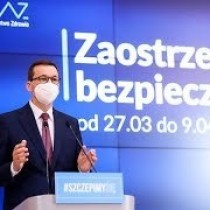 Powiększ zdjęcie Premier%20Mateusz%20Morawiecki%20ogłaszający%20nowe%20zasady%20bezpieczeństwa