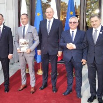 Powiększ zdjęcie Od%20lewej%20Prezydent%20RP,%20Prezes%20Lhoist%20Polska,%20Vice%20Przewodniczący%20NSZZ%20Solidarność%20w%20Lhoist%20Bukowa,%20Przewodniczący%20NSZZ%20Solidarność%20w%20Lhoist%20Bukowa%20i%20Przewodniczący%20Komisji%20Krajowej%20NSZZ%20Solidarność%20