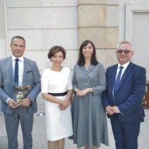 Powiększ zdjęcie Laureaci nagrody z Minister Rodziny i Polityki Społecznej Marleną Maląg 