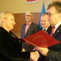 Powiększ zdjęcie Dyrektor ZS nr 3 we Włoszczowie Mariola Koza przyjmuje gratulacje od Starosty Włoszczowskiego Dariusza Czechowskiego