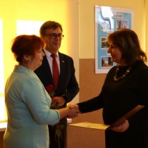 Powiększ zdjęcie Starosta Dariusz Czechowski i Członek Zarządu Powiatu Małgorzata Gusta gratulują Dyrektor I LO Bożenie Kaczor