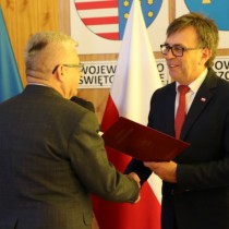 Powiększ zdjęcie Starosta Włoszczowski Dariusz Czechowski gratuluje Dyrektorowi ZS nr 2 we Włoszczowie Markowi Ledwochowi