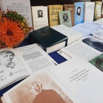 Powiększ zdjęcie Wystawa dzieł Adama Mickiewicza zorganizowana przez panie Justynę Kowalską i Annę Szczecińską