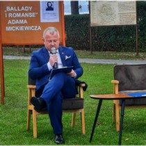 Powiększ zdjęcie Czyta Wicestarosta Łukasz Karpiński