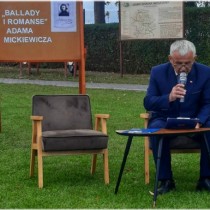 Powiększ zdjęcie Czyta Przewodniczący Rady Powiatu Włoszczowskiego Zbigniew Matyśkiewicz 