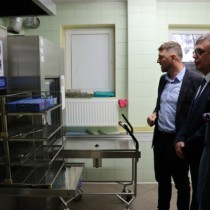 Powiększ zdjęcie Starosta Włoszczowski Dariusz Czechowski, Wicestarosta Łukasz Karpiński i Dyrektor ZOZ Włoszczowa Rafał Krupa wizytują postęp prac związanych z remontem Centralnej Sterylizatorni