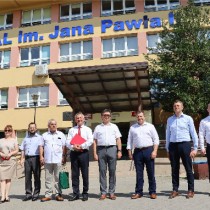 Powiększ zdjęcie Przed%20budynkiem%20szpitala%20stoją%20od%20lewej:%202%20Członków%20Zarządu%20Powiatu,%20Przewodniczący%20Rady%20Powiatu,%20Wojewoda%20Świętokrzyski,%20Starosta%20Włoszczowski,%20Radny%20Sejmiku%20Województwa,%20Dyrektor%20ZOZ,%20Wicestarosta