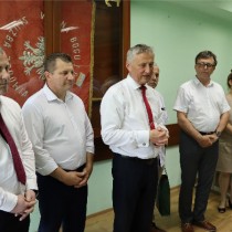 Powiększ zdjęcie Spotkanie w ZOZ Włoszczowa. Głos zabiera Wojewoda Świętokrzyski Zbigniew Koniusz.