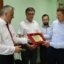 Powiększ zdjęcie Wojewoda przekazuje Dyrektorowi ZOZ okolicznościowy grawerton
