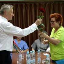 Powiększ zdjęcie Wojewoda wręcza Paniom róże