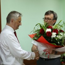Powiększ zdjęcie Starosta wręcza bukiet kwiatów Wojewodzie