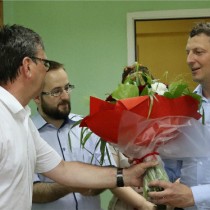 Powiększ zdjęcie Starosta wręcza bukiet kwiatów Dyrektorowi ZOZ