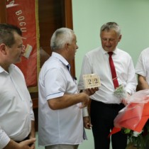 Powiększ zdjęcie Przewodniczący Rady Powiatu Włoszczowskiego wręcza Wojewodzie kalendarz wykonany z drewna
