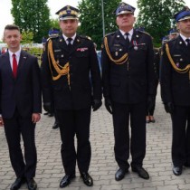 Powiększ zdjęcie Odznaczeni strażacy z Posłem Bartłomiejem Dorywalskim, Świętokrzyskim Komendantem Wojewódzkim PSP nadbryg. Krzysztofem Cioskiem i Komendantem Powiatowym PSP st. kpt. Andrzejem Pacanowskim
