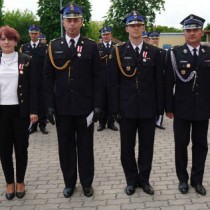 Powiększ zdjęcie Osoby odznaczone z Świętokrzyskim Komendantem Wojewódzkim PSP nadbryg. Krzysztofem Cioskiem, Burmistrzem Gminy Włoszczowa Grzegorzem Dziubkiem i Prezesem Zarządu Powiatowego Związku OSP RP we Włoszczowie Bartłomiejem Robakiem