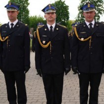 Powiększ zdjęcie Wyróżnieni strażacy z Komendantem Powiatowym PSP st. kpt. Andrzejem Pacanowskim i Prezesem Zarządu Powiatowego Związku OSP RP we Włoszczowie Bartłomiejem Robakiem