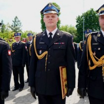 Powiększ zdjęcie Wyróżniony strażak ze Świętokrzyskim Komendantem Wojewódzkim PSP nadbryg. Krzysztofem Cioskiem i Komendantem Powiatowym PSP we Włoszczowie st. kpt. Andrzejem Pacanowskim