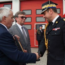 Powiększ zdjęcie Starosta Włoszczowski i Przewodniczący Rady Powiatu wręczają Świętokrzyskiemu Komendantowi Wojewódzkiemu PSP grawerton