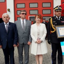 Powiększ zdjęcie Od lewej stoją: Wicestarosta, Przewodniczący Rady Powiatu, Starosta Włoszczowski, Członek Zarządu Powiatu, Świętokrzyski Komendant Wojewódzki PSP, Członek Zarządu Powiatu