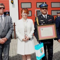Powiększ zdjęcie Od lewej stoją: Wicestarosta, Starosta Włoszczowski, Członek Zarządu Powiatu, Komendant Powiatowy PSP, Przewodniczący Rady Powiatu, Członek Zarządu Powiatu