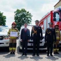 Powiększ zdjęcie Przekazanie trzech samochodów ratowniczo-gaśniczych i quada