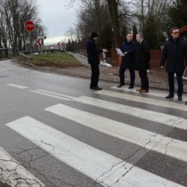 Powiększ zdjęcie Samorządowcy rozmawiają w Chlewicach o możliwości poszerzenia zjazdu z drogi krajowej na drogę powiatową w kierunku Radkowa