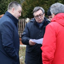 Powiększ zdjęcie Wójt Gminy Moskorzew, Starosta Włoszczowski, Dyrektor Zarządu Dróg Powiatowych i Radny Rady Powiatu Włoszczowskiego rozmawiają w Chlewicach o możliwości poszerzenia zjazdu z drogi krajowej na drogę powiatową w kierunku Radkowa