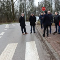 Powiększ zdjęcie Samorządowcy rozmawiają w Chlewicach o możliwości poszerzenia zjazdu z drogi krajowej na drogę powiatową w kierunku Radkowa