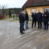 Powiększ zdjęcie Mieszkańcy Chlewskiej Woli rozmawiają z samorządowcami o potrzebie remontu drogi powiatowej w ich miejscowości