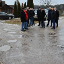 Powiększ zdjęcie Mieszkańcy Chlewskiej Woli rozmawiają z samorządowcami o potrzebie remontu drogi powiatowej w ich miejscowości