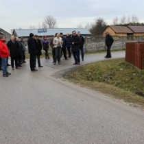 Powiększ zdjęcie Radna Rady Gminy Moskorzew Lena Nowak w imieniu mieszkańców Tarnawej Góry prosi Starostę o budowę chodnika przy drodze powiatowej w tej miejscowości