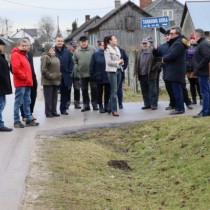 Powiększ zdjęcie Spotkanie mieszkańców Tarnawej Góry z samorządowcami w sprawie budowy chodnika przy drodze powiatowej w tej miejscowości